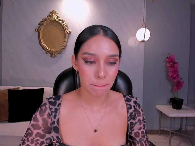 le modèle AmaliaCruss est en webcam porno dans un show sur le site bongacams, il possède les tags suivants: Latino/Hispanic,Brunette,Trimmed