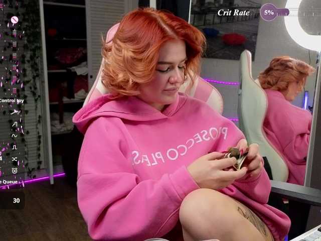 RedVelveten — live female cam