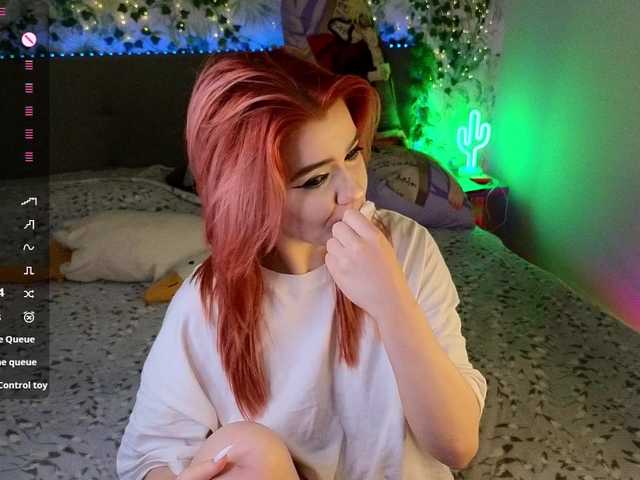 RedVelveten's BongaCams show and profile