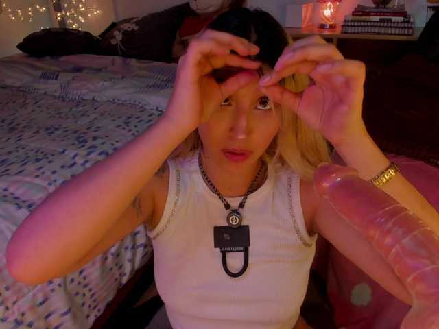 CuteWee420's BongaCams show and profile