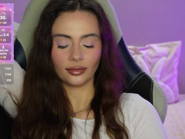 le modèle Allla est en webcam porno dans un show sur le site bongacams, il possède les tags suivants: White/Caucasian,Brunette,Shaved