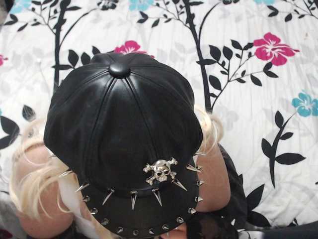 darkelectrodj live cam on BongaCams