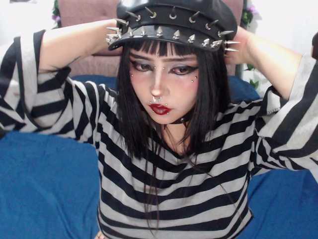 darkelectrodj live cam on BongaCams