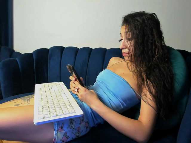 LucyLips live cam on BongaCams