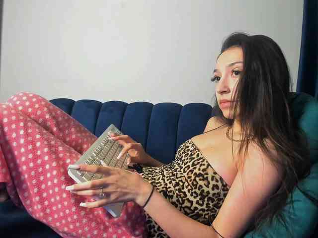 LucyLips webcam