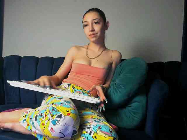 LucyLips webcam