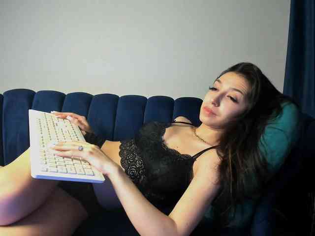 LucyLips webcam
