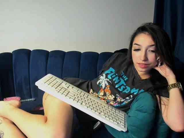 LucyLips webcam