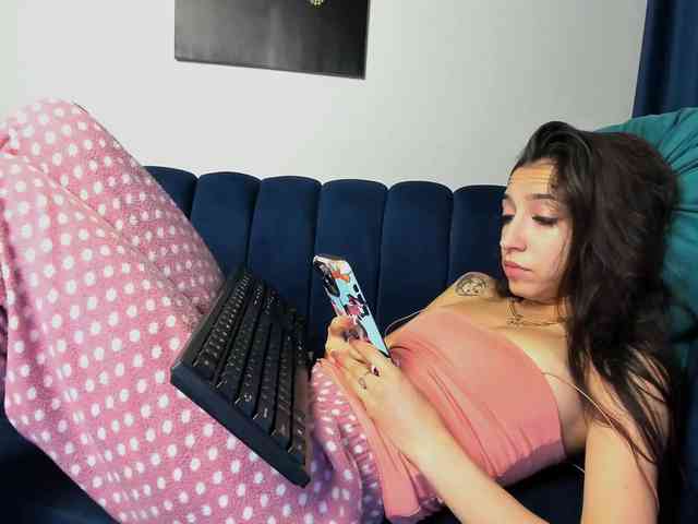 LucyLips webcam