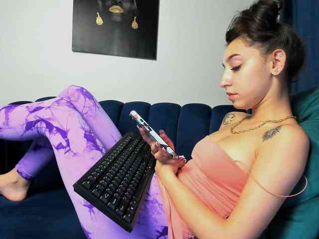 LucyLips webcam