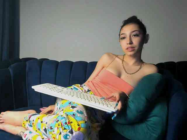 LucyLips webcam