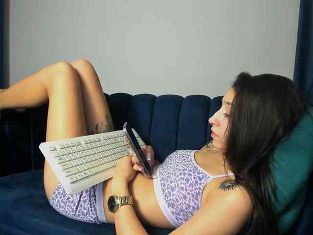 LucyLips webcam
