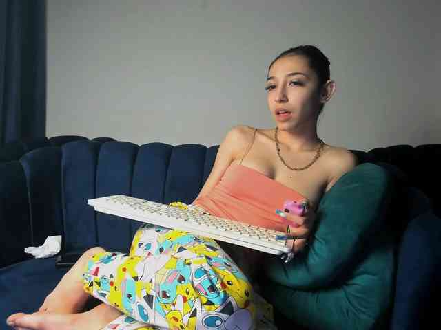 LucyLips webcam