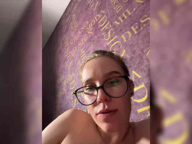 Milana22a webcam