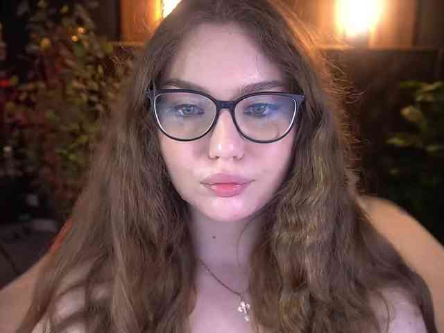 Luxsopphia's cam show statistics and live stream