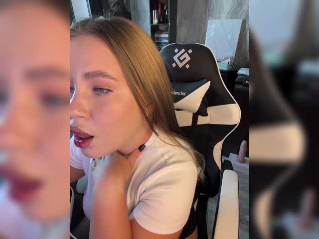 le modèle 0_Danelis_0 est en webcam porno dans un show sur le site bongacams, il possède les tags suivants: White/Caucasian,Brunette,Shaved