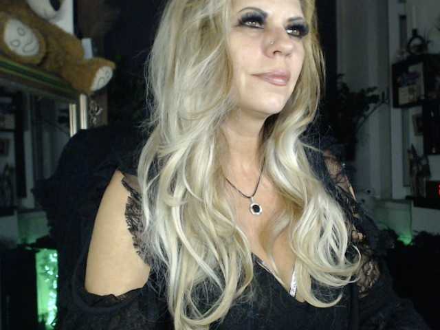 le modèle LadyVelvet est en webcam porno dans un show sur le site bongacams, il possède les tags suivants: White/Caucasian,Blonde,Hairy