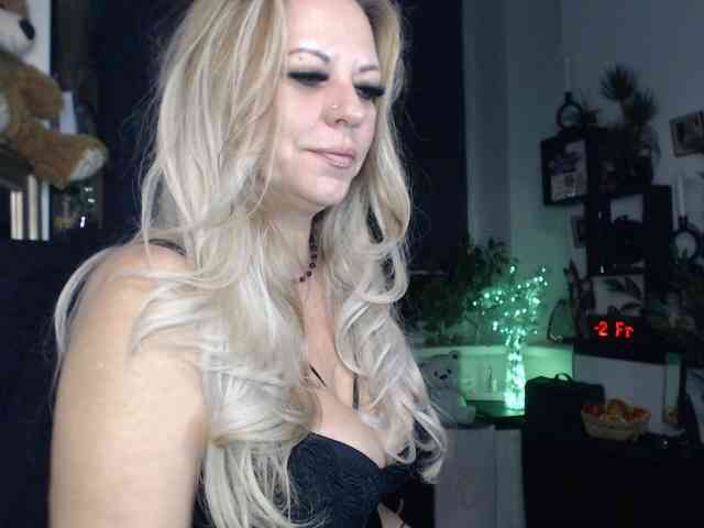 LadyVelvet webcam