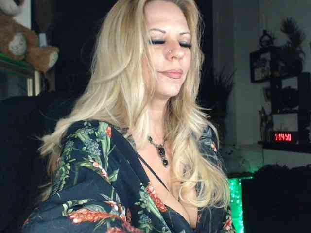 LadyVelvet webcam