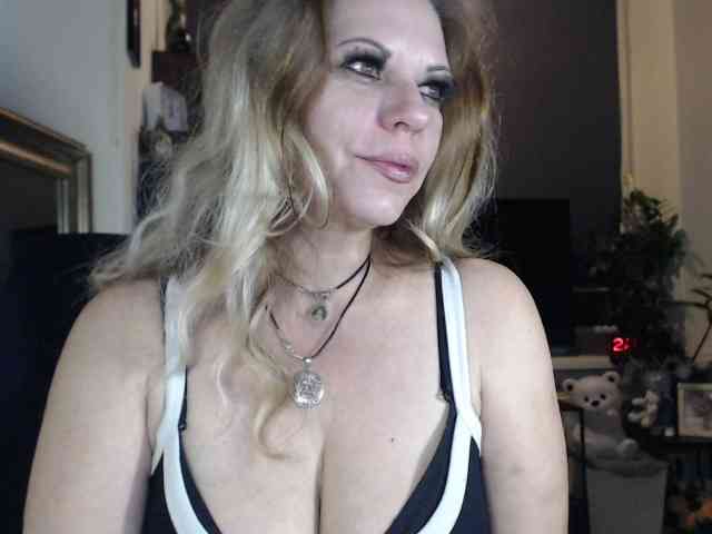 LadyVelvet webcam