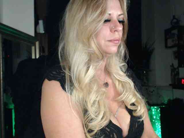 LadyVelvet webcam