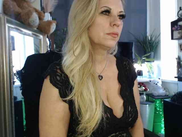 LadyVelvet webcam