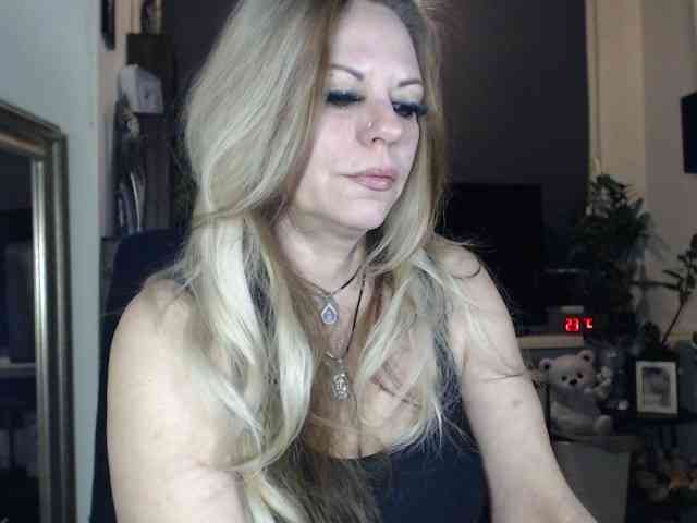 LadyVelvet webcam
