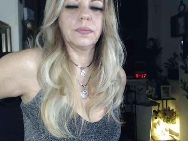 LadyVelvet webcam