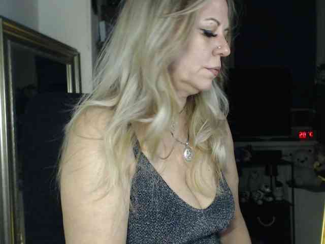 LadyVelvet webcam