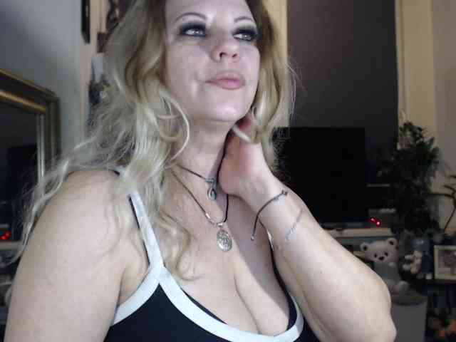 LadyVelvet webcam