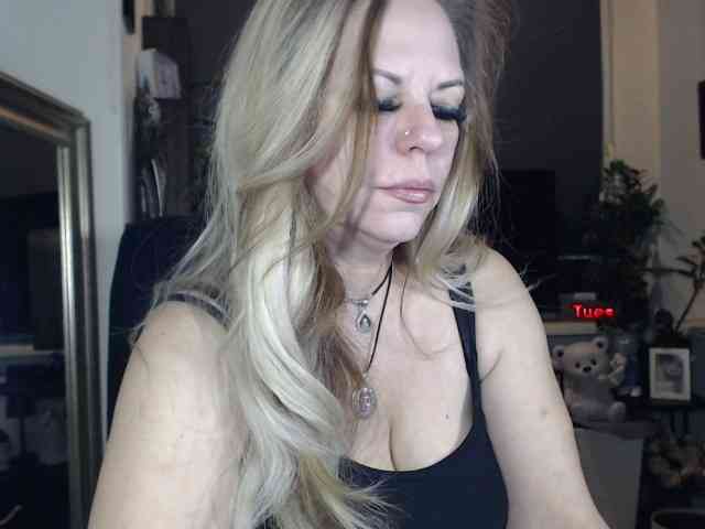 LadyVelvet webcam
