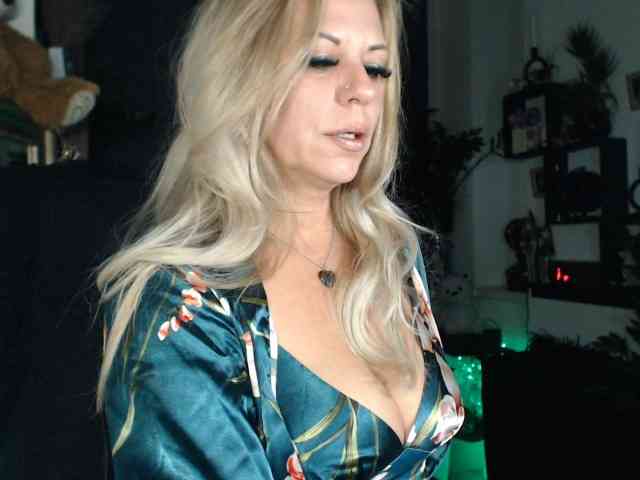 LadyVelvet webcam