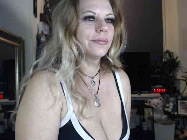 LadyVelvet webcam