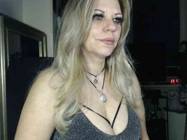 LadyVelvet webcam