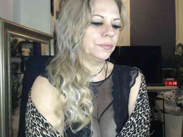 LadyVelvet webcam