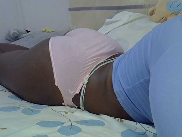 Juicyass-02 live cam on BongaCams