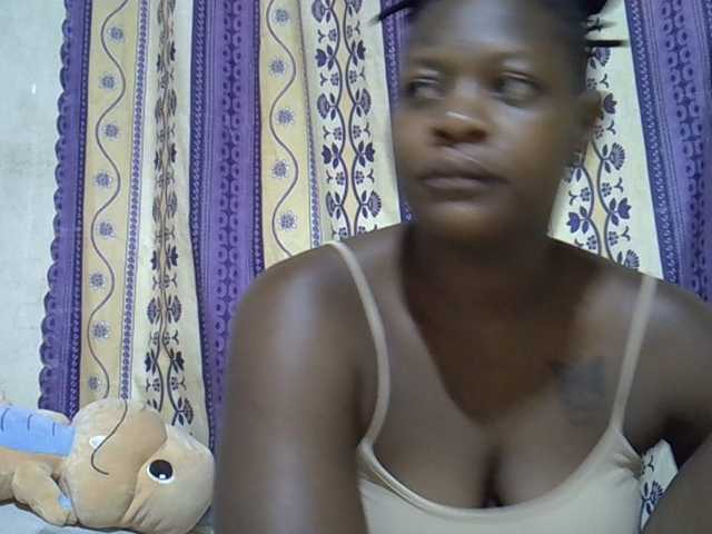 Juicyass-02 live cam on BongaCams