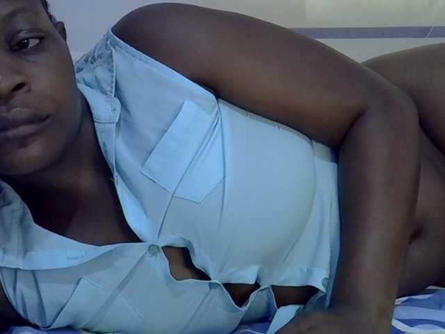 Juicyass-02 live cam on BongaCams