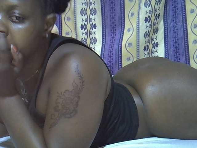 Juicyass-02 live cam on BongaCams
