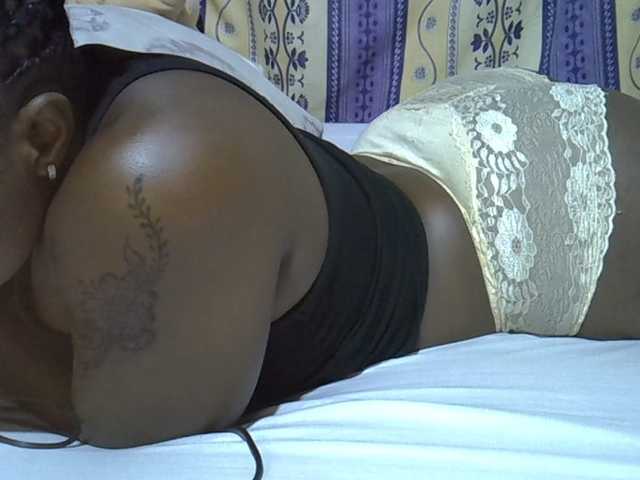 Juicyass-02 live cam on BongaCams