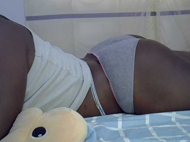 Juicyass-02 live cam on BongaCams