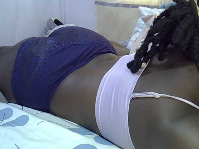 Juicyass-02 live cam on BongaCams