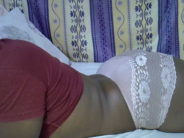 Juicyass-02 live cam on BongaCams