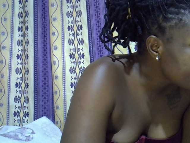 Juicyass-02 live cam on BongaCams