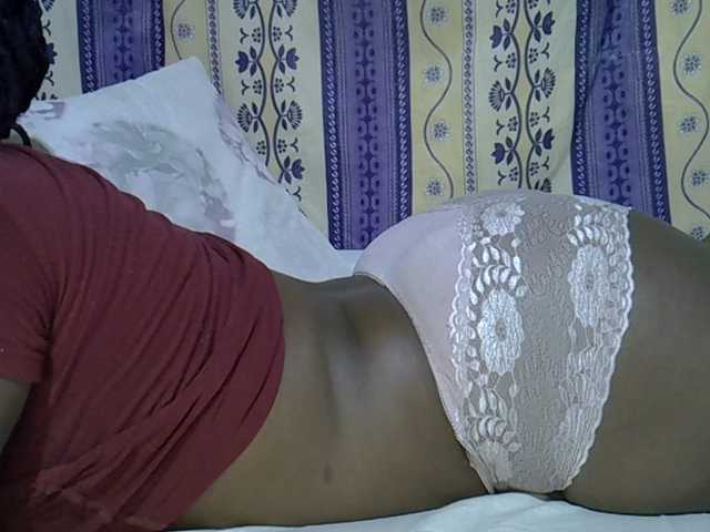 Juicyass-02 live cam on BongaCams