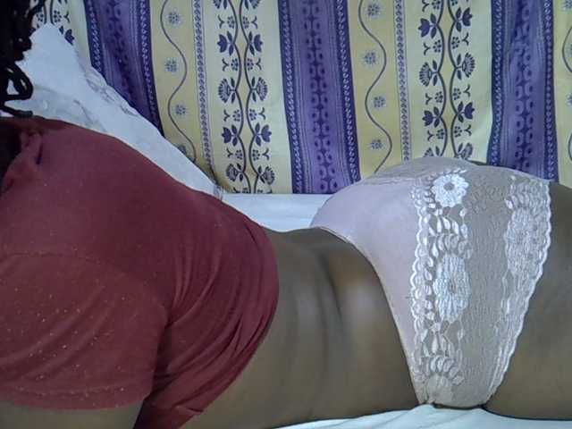 Juicyass-02 live cam on BongaCams