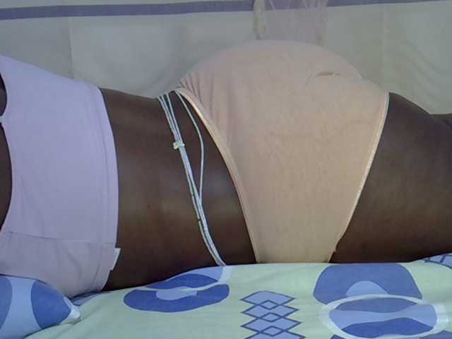 Juicyass-02 live cam on BongaCams