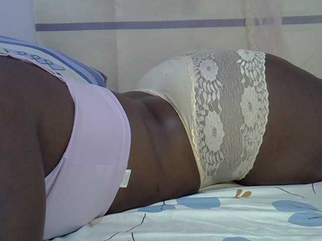 Juicyass-02 live cam preview