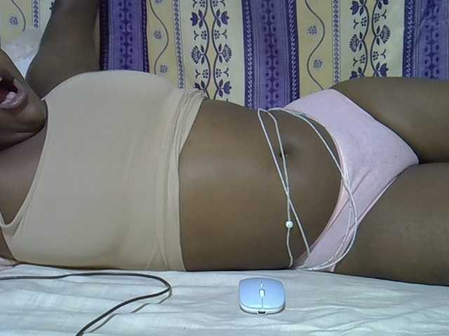 Juicyass-02 live cam on BongaCams