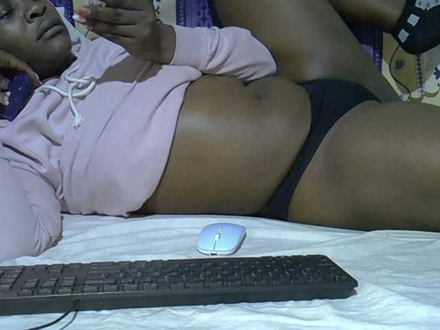 Juicyass-02 live cam on BongaCams